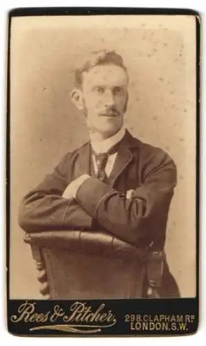 Fotografie Rees & Pitcher, London, 298 Clapham Rd, Portrait eines sitzenden Mannes