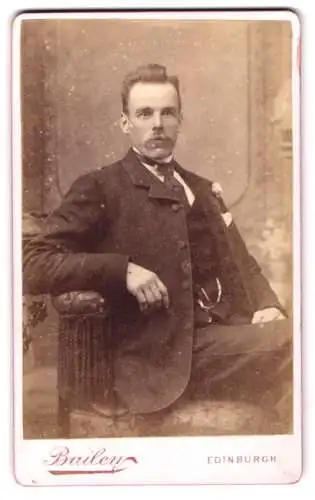 Fotografie F. E. Bailey, Edinburgh, Nicolson St 96, Ein sitzender Mann in eleganter Kleidung