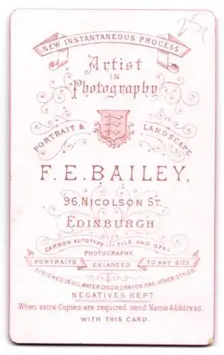 Fotografie F. E. Bailey, Edinburgh, Nicolson St 96, Ein sitzender Mann in eleganter Kleidung