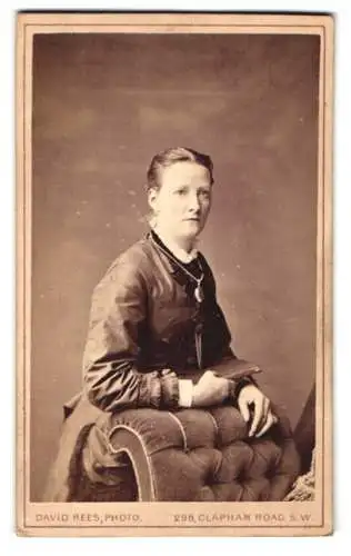 Fotografie David Rees, London, Clapham Road 298, Porträt einer Dame mit hochgestecktem Haar