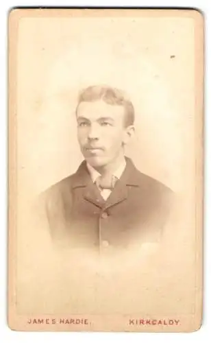 Fotografie James Hardie, Kirkcaldy, High Street 479, Porträt eines jungen Mannes in Anzug