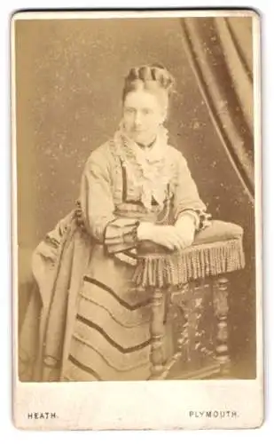 Fotografie William Heath, Plymouth, George Street 24, Frau in elegantem Kleid