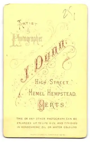 Fotografie J. Dunn, Herts, High Street, Porträt einer Frau