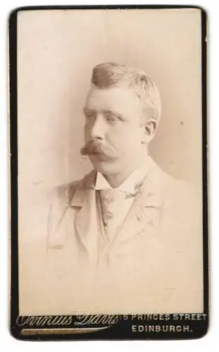 Fotografie Ovinius Davis, Edinburgh, Princes Street 16, Portrait eines Mannes mit Schnurrbart