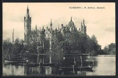 AK Schwerin i. M., Grossherzogl. Schloss, Seeseite, mit Booten