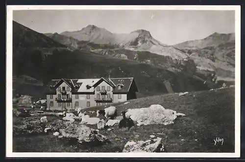 AK Le Lautaret, Chalet de l`Hotel des Glaciers, Massif du Petit Galibier Blanc