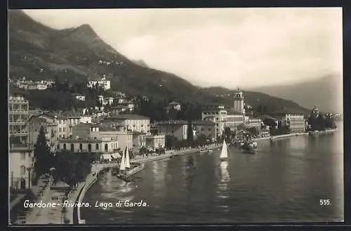 AK Gardone-Riviera, Ortsansicht, Segelboote auf dem Gardasee