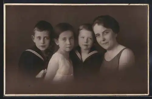 Foto-AK Halle /Saale, Hallenser Bilderbuch-Familie