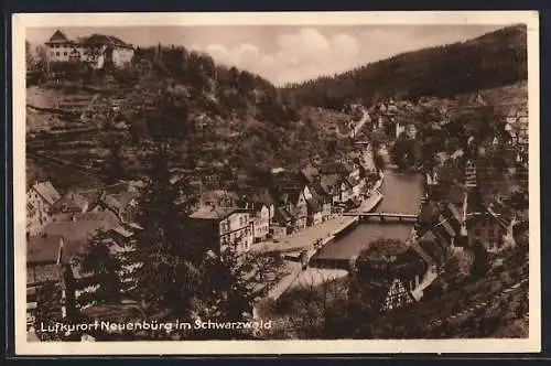 AK Neuenbürg / Schwarzwald, Ortsansicht mit Fluss und Brücke