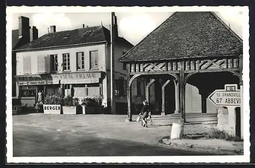 AK Marseille-en-Beauvaisis, Place Warnault, Le Café Francais et la Halle