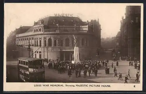 AK Leeds, Leeds war memorial, showing Majestic Picture House, Strassenbahn