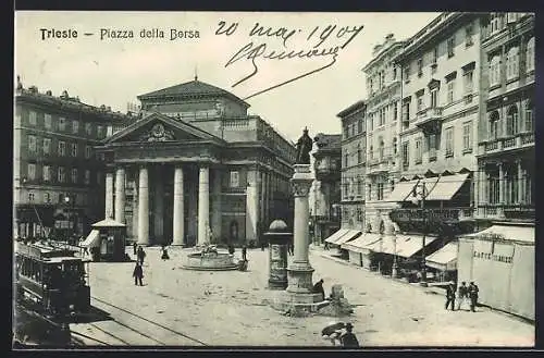 AK Trieste, Piazza della Borsa, Strassenbahn, Denkmal