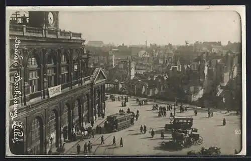 AK Lille, Nordbahnhof und zerstörte Häuser nach der Beschiessung, Strassenbahn, Kutschen und Rotkreuz-Auto