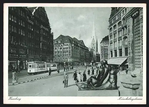 AK Hamburg, Strassenbahn hält in der Hamburger Mönckebergstrasse gegenüber einer nackten Frauenskulptur