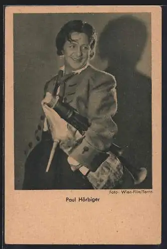 AK Schauspieler Paul Hörbiger mit einem Dudelsack unterm Arm