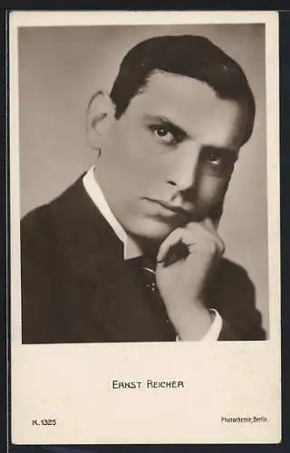 AK Schauspieler Ernst Reicher in nachdenklicher Pose