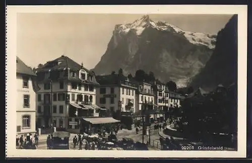 AK Grindelwald, Ortsansicht mit dem Hotel Jura gegen den Berg