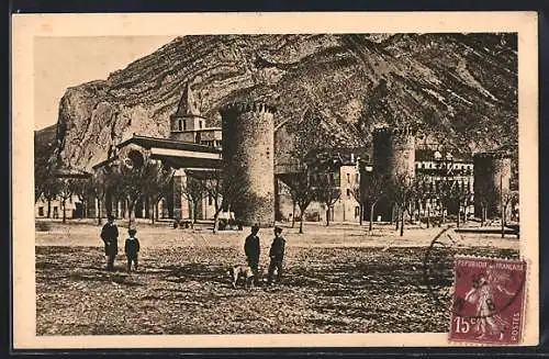 AK Sisteron, La Cathedrale et les Tours de anciens Remparts