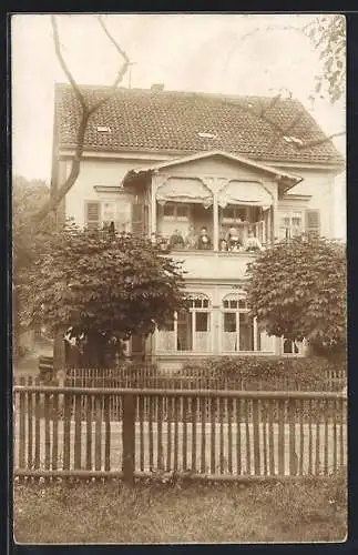 Foto-AK Friedrichroda, Familia auf dem Balkon einer Villa, 1913