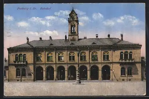 AK Freiburg i. Br., Frontalansicht des Bahnhofs