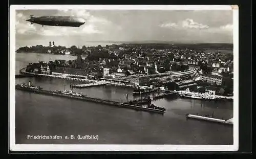 AK Friedrichshafen a. B., Zeppelin über der Stadt