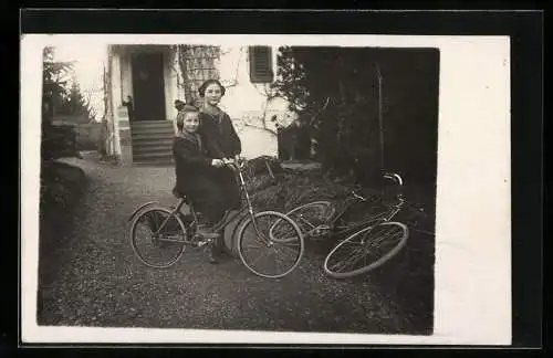 Foto-AK Mädchen auf einem Fahrrad