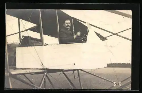 Foto-AK Pilot an Bord eines Flugzeuges