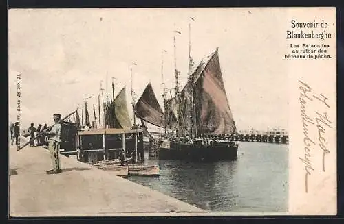 AK Blankenberghe, Les Estacades au retour des bateaux de peche