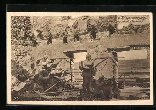 AK Infanterie-Patrouille sucht Deckung auf dem ostpreuss. Kriegsschauplatz