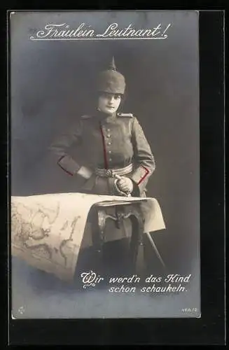 AK Eine Dame in Uniform eines Leutnants vor einer Landkarte