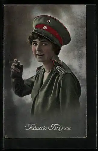 AK Portrait Fräulein Feldgrau mit Zigarette