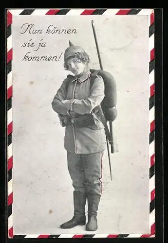 AK Frau in Uniform mit Ausrüstung und Pickelhaube