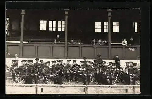 Foto-AK Die Militärkapelle in Uniform in Orchesterformation