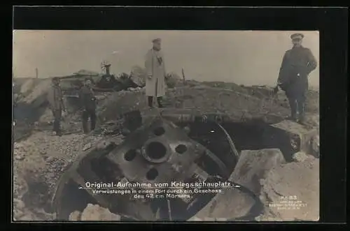 AK Verwüstungen in einem Fort durch ein Geschoss, Soldaten der Artillerie in Uniform