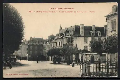 AK Oloron-Ste-Marie, Place Gambetta et Hotel de la Poste