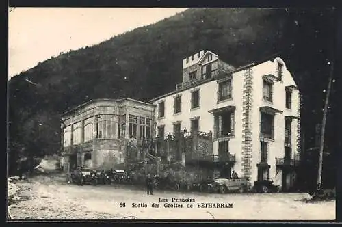 AK Bétharram, Sortie des Grottes de Bétharram, voitures