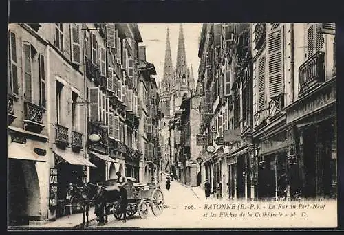 AK Bayonne, la rue du Port-Neuf et les fléches de la cathédrale