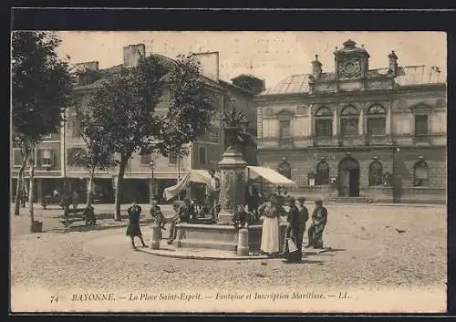 AK Bayonne, La Place Saint-Esprit, Fontaine et inscription Maritime