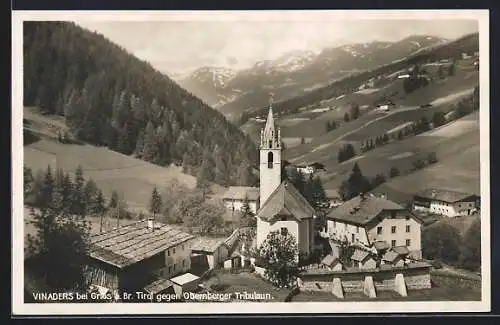 AK Vinaders b. Gries, Kirche im Ort mit Berg- und Felderlandschaft