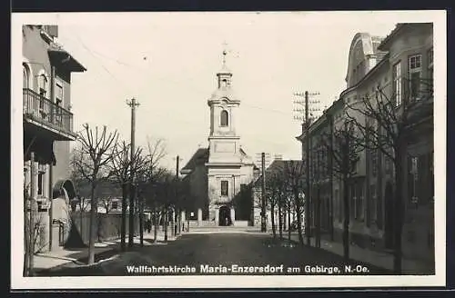 AK Maria Enzersdorf am Gebirge, Strassenpartie und Wallfahrtskirche