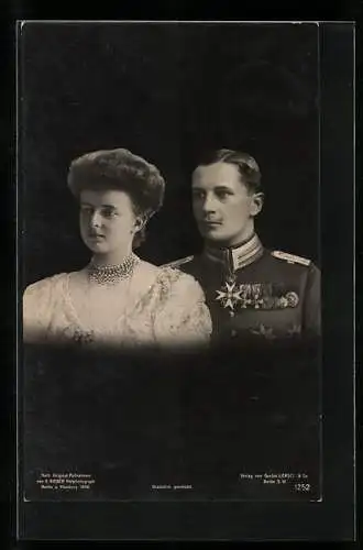 AK Prinz Eitel Friedrich von Preussen in Uniform mit Abzeichen und Gemahlin