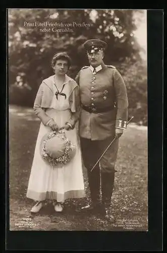 AK Prinz Eitel Friedrich von Preussen in Uniform, nebst Gemahlin Herzogin Sophie Charlotte mit Hut i.d.Hand