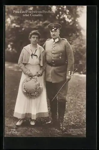 AK Prinz Eitel Friedrich von Preussen in Uniform, nebst Gemahlin Herzogin Sophie Charlotte mit Hut i.d.Hand