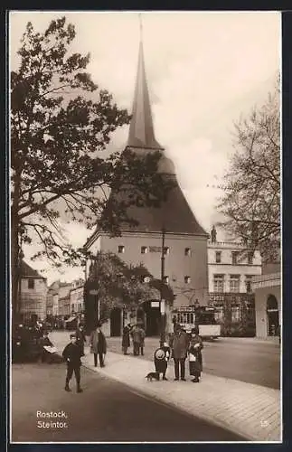 AK Rostock, Strassenbahn an der Strasse am Steintor