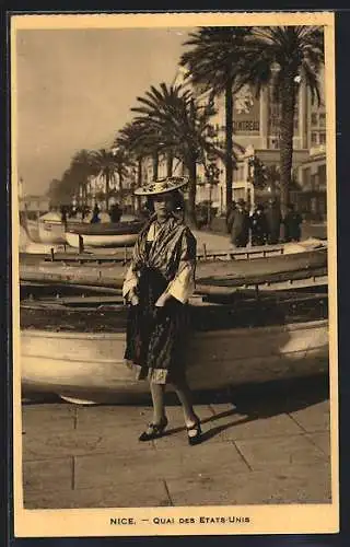 AK Nizza / Nice, Quai des Etats-Unis, Frau in Tracht vor Booten