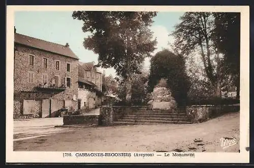 AK Cassagnes-Begonhes /Aveyron, Le Monument