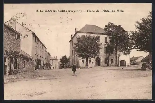 AK La Cavalerie /Aveyron, Place de l`Hôtel-de-Ville