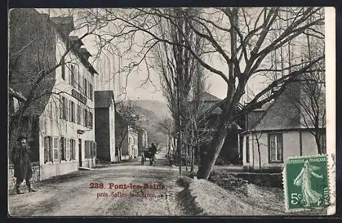 AK Pont-les-Bains près Salles-la-Source, Une rue, Strassenpartie