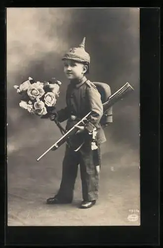 AK Kleiner Soldat in Uniform mit Gewehr