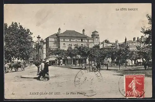 AK Saint-Jean-de-Luz /Côte Basque, La Place Pluviôse